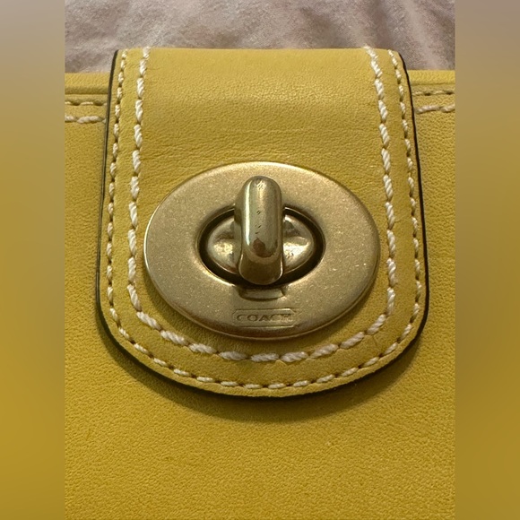 Authentic Coach Vintage Turn Lock chartreuse Yellow Leather Wallet! NWT - Picture 2 of 9